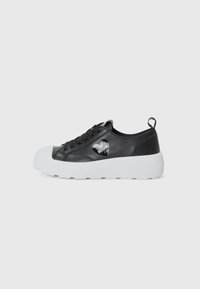 Zwarte leren sneakers met een witte rubberen zool, ronde teen en een hartgrafiek detail aan de zijkant. Veters en een treklabel voor gemakkelijk aan- en uittrekken.