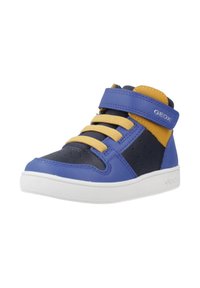 Zapatilla alta infantil azul y amarilla con cordones amarillos, una correa de Velcro azul y suela blanca, en ángulo para mostrar el lado exterior.