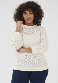 Witte gebreide trui met een gestructureerd ruitpatroon, brede boothals en 3/4 mouwen. Ribgebreide manchetten en zoom versterken het ontwerp.