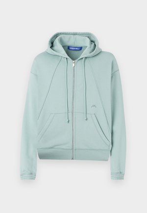 Zelenkasto modra zip-up kapuca s kapuco na vrvico, sprednjimi žepi, ribastimi manšetami in robom ter majhnim logotipom na levi strani.