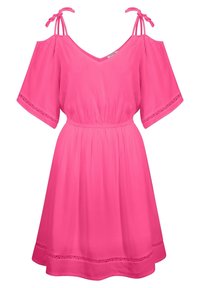Vestido de color rosa brillante con hombros al aire, mangas cortas, tirantes anudados, cintura elástica y detalles de encaje en los bordes de las mangas y el dobladillo.
