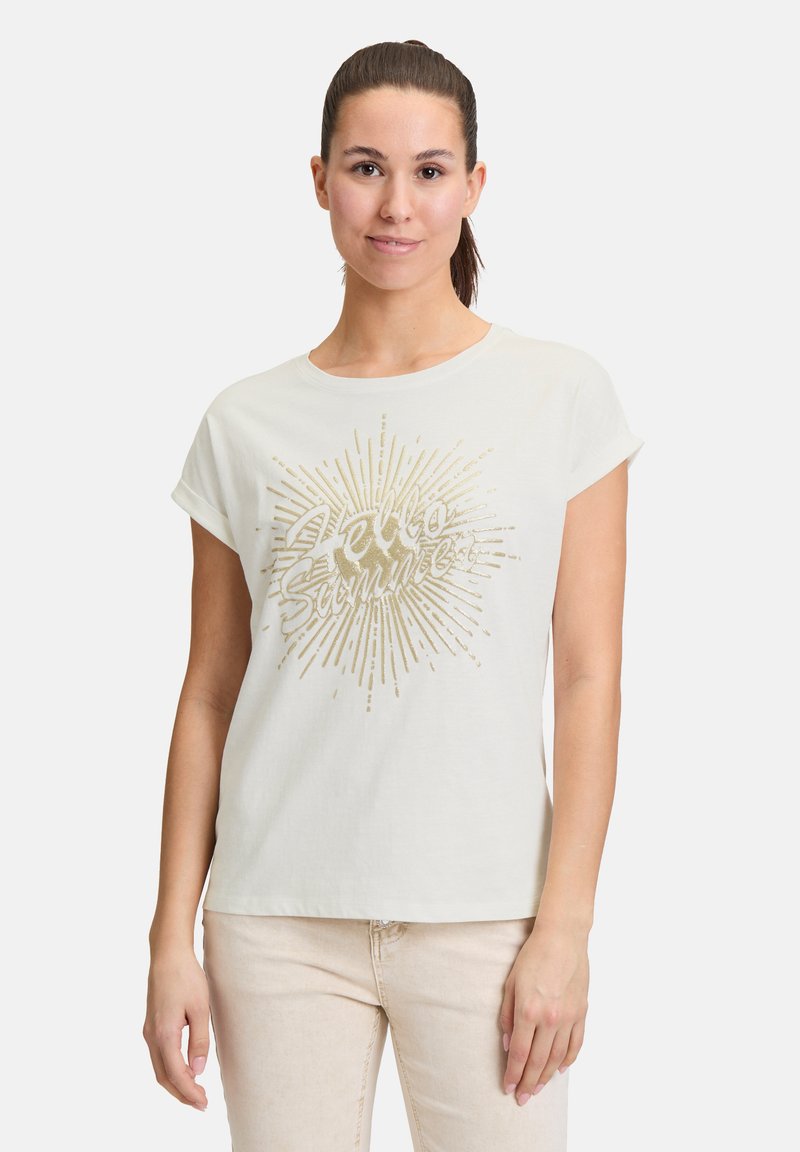 T-shirt crème en coton doux, arborant un graphique métallisé doré "Hello Summer" avec des lignes rayonnantes, manches courtes à revers.