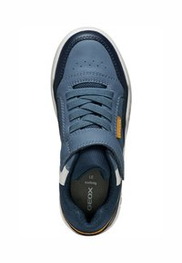 Sneaker blu in pelle con accenti in rete testurizzata, design con lacci e suola bianca. Presenta un logo arancione e perforazioni sulla punta.