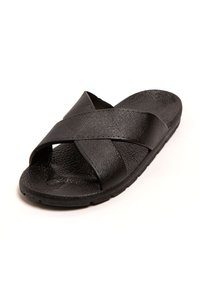 Sandalia de slide negra con tiras cruzadas texturizadas, plantilla acolchada y una suela de goma duradera con un ligero dibujo exterior para mejor agarre.