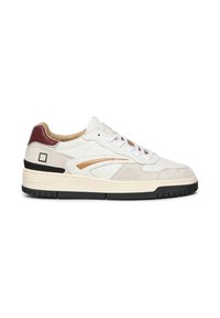 Sneaker basse bianche con un mix di materiali in pelle e camoscio. Presentano un tallone bordeaux, dettagli beige, suola nera e lacci bianchi.