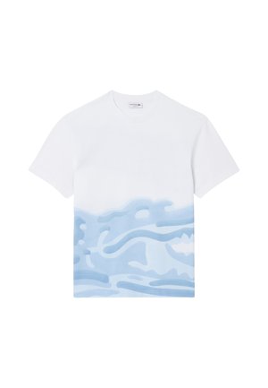 Wit T-shirt met korte mouwen met een blauw abstract golfpatroon over de onderste helft en een klein merklabel aan de binnenkant van de kraag.