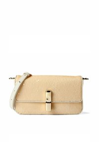 Borsa color beige chiaro con esterno testurizzato, caratterizzata da un bordo bianco e una chiusura tono oro. Include una tracolla removibile.