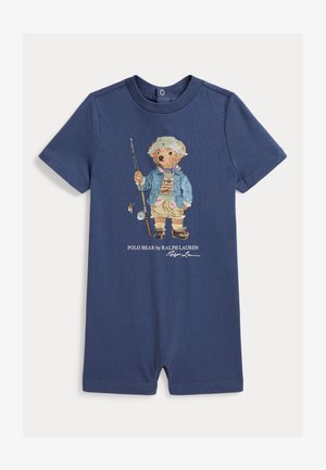 Grenouillère bébé bleu marine à manches courtes avec une illustration d’un ours habillé en tenue de pêcheur tenant une canne à pêche.