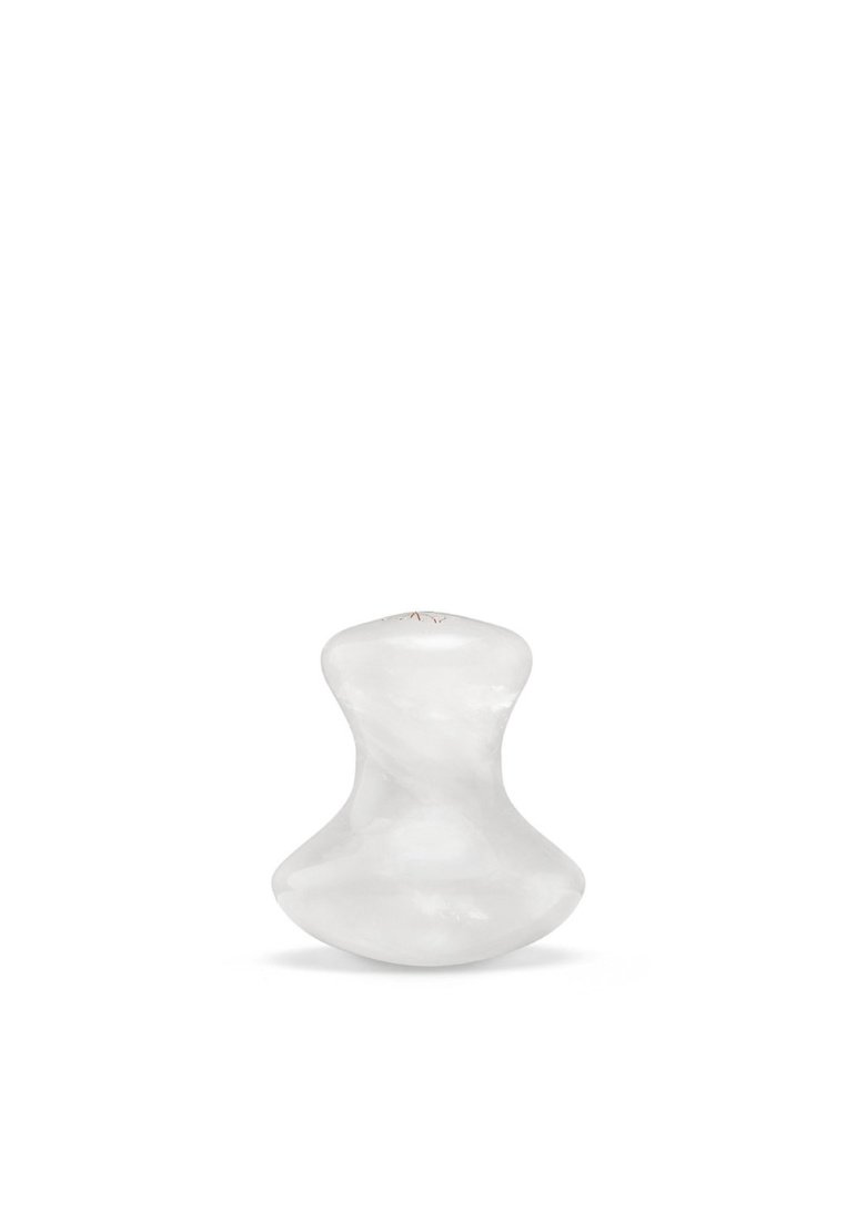 Scultura in vetro translucido con forma curva a clessidra. Texture liscia e colore pallido. Design minimalista con leggere venature.