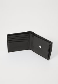 Portafoglio in pelle nera con più slot per carte, una tasca per monete con chiusura a scatto e un interno testurizzato. Presenta un marchio in rilievo.
