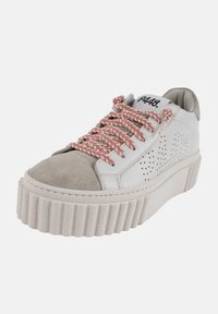 Sneaker platform bianca in pelle con punta in suede grigia, design perforato e lacci intrecciati rosa. La suola texturizzata e a coste aggiunge profondità.