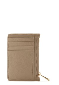 Beige leren portefeuille met een gestructureerde afwerking, vier kaartsleuven en een ritssluiting. Voorzien van gouden hardware.