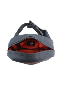 Borsa nera con apertura con zip, dotata di un interno rosso brillante con un motivo. Include una tracolla regolabile e un logo del marchio sul davanti.