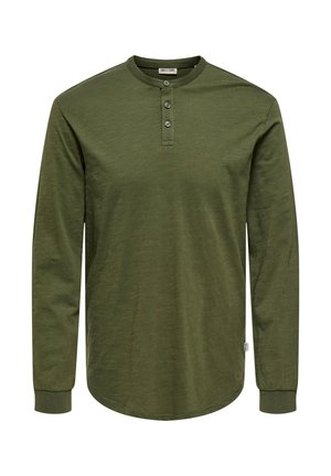 Chemise vert olive à manches longues avec un col henley, trois boutons et un ourlet incurvé. Confectionnée dans un tissu doux et texturé avec des poignets ajustés.