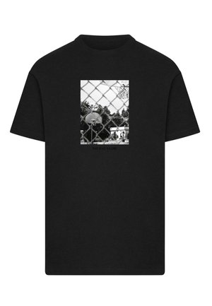 Musta must t-särk, millel on ristküliku kujuline graafika aedadega korvpalliväljakust, millel on suur korv ja puud, tekst "MITTE AINULT MÄNG".