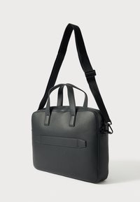 Melna klēpjdatora soma ar gludu sintētisku materiālu, plakanu taisnstūrveida formu, divām augšējām rokturiem un regulējamu plecu siksnu.