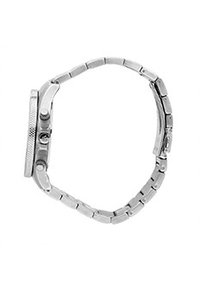 Orologio da polso in metallo argenteo con cassa rotonda, tre pulsanti, una lunetta texturizzata e un bracciale a maglie con maglie piatte e arrotondate alternate.