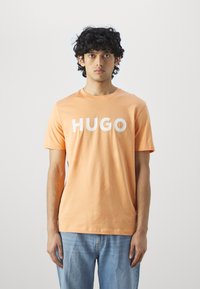 HUGO DULIVIO - Nyomott mintás póló - medium orange