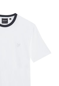 Witte t-shirt met een marineblauwe ribbelkraag, met een klein grijs geborduurd logo op de linkerkant van de borst; gemaakt van zachte katoen.