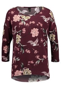 Bordeaux langärmelig top met een bloempatroon van roze en crèmekleurige bloemen, groene bladeren en vogelaccenten. Zachte stof met een ronde zoom.