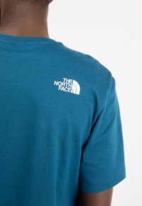 The North Face NEVER STOP EXPLORING TEE - Camiseta estampada - midnight petrol