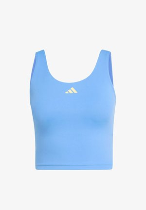 Top deportivo corto de color azul claro con tirantes anchos y pequeño logo blanco de Adidas centrado en el pecho.