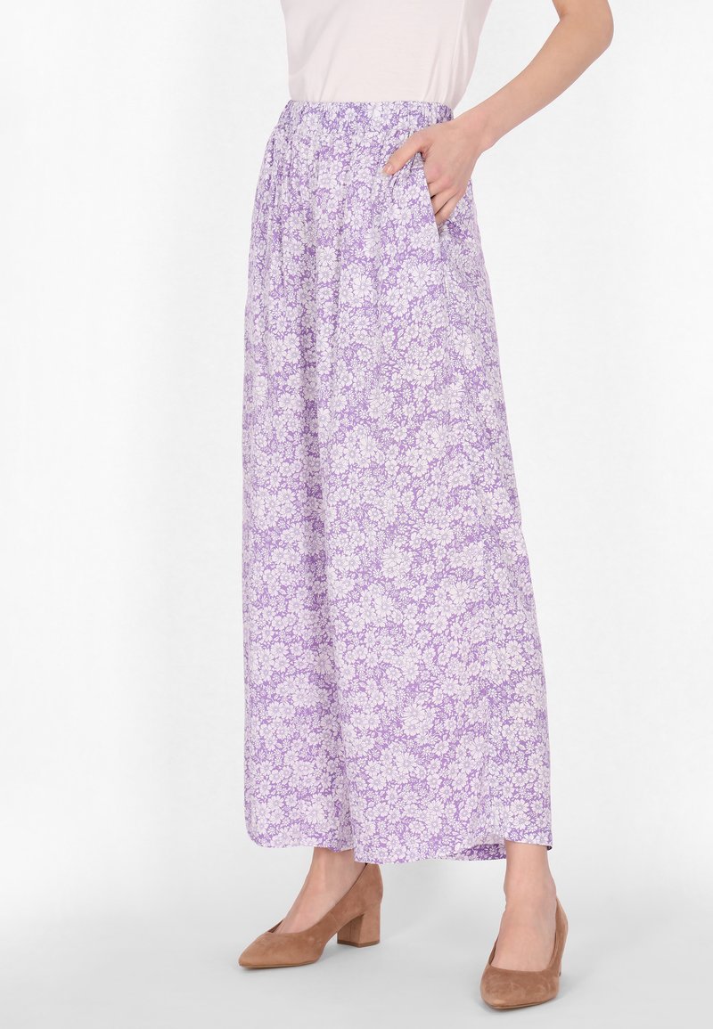 Paarse bloemen maxi rok met een brede snit, elastische tailleband en zijzakken. Lichtgewicht stof met een delicate witte bloemenprint.