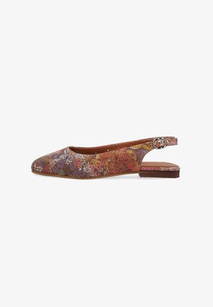 Escarpins à bride arrière avec un motif découpé floral, dans des teintes multicolores de rose, bleu et marron, et un petit talon. Accent de boucle ajustable.