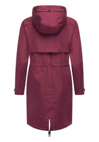 Burgundowa wodoodporna kurtka z odpinanym kapturem, regulowanym ściągaczem w talii i zapinanymi na guziki rękawami. Posiada wentylację z tyłu oraz dwie boczne kieszenie.