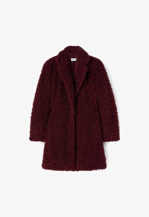 Abrigo burdeos texturizado con un exterior suave y esponjoso, solapa muescada y mangas largas. Delante abierto sin cierres visibles.
