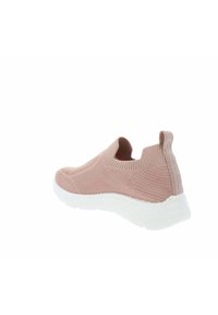 Zapatillas tipo slip-on en suave material de punto rosa empolvado con un diseño texturizado, suela de goma blanca y una lengüeta en el talón para facilitar su uso.