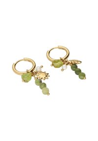 Pendientes de aro dorados con cuentas facetadas verdes, un colgante de sol y acentos blancos. El diseño incluye colgantes para mayor movimiento.