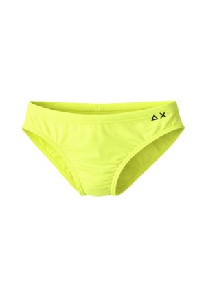 Costume da bagno slip giallo brillante con un piccolo logo nero Delta e X sulla parte anteriore destra della cintura, su sfondo bianco.
