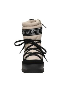 Beige geïsoleerde laars met zwarte accenten, verstelbare trekkoordkraag en zwarte veters. Bevat branding op de bovenste band. Rond neus.