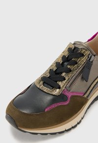 Sorte lær- og brune suedestøvler med et panel i gullmetallisk stoff, rosa aksenter, sorte snørebånd og detaljert glidelås på siden.