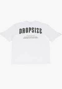 Hvid bomulds T-shirt, korte ærmer, med fed sort tekst "DROPSIZE" på ryggen med yderligere tekst nedenunder. Glat tekstur, almindelig pasform.