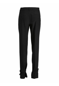 Zwarte, op maat gemaakte broek met een slanke pasvorm, gladde stof en een opvallend strikdetail bij de manchetten. Eenvoudig ontwerp met een achterzak.