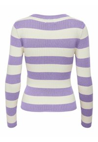 Prążkowany sweter z długim rękawem w poziome paski w kolorze lawendowym i białym, o dopasowanym kroju i okrągłym dekolcie.