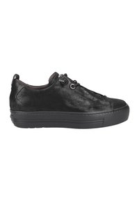 Sneaker nera in suede con finitura testurizzata, dotata di una spessa suola in gomma nera e design con lacci e occhielli decorativi.