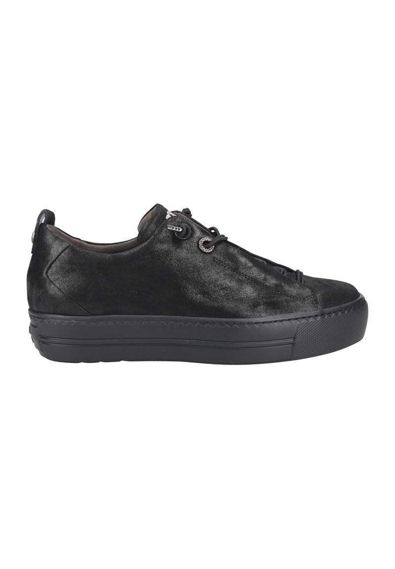 Sneaker nera in suede con finitura testurizzata, dotata di una spessa suola in gomma nera e design con lacci e occhielli decorativi.