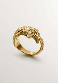 Anillo chapado en oro con forma de cocodrilo, que presenta escamas detalladas y una banda texturizada con una superficie interior suave.