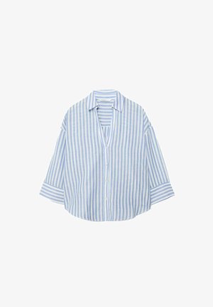 Lichtblauw-wit verticale gestreept overhemd met knopen, brede manchetten en een open kraag, plat gelegd op een witte achtergrond.