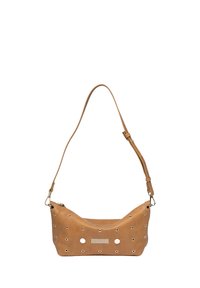 Sac à épaule en cuir tan avec une forme courbée, des détails cloutés et un accent en métal. Il dispose d'une bandoulière réglable et d'une fermeture éclair.