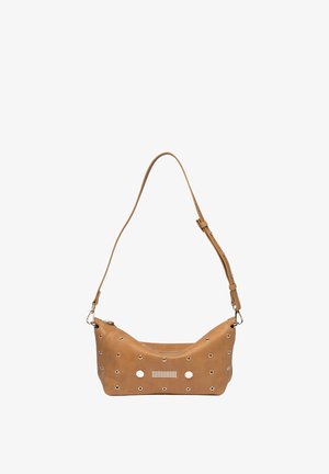 Sac à épaule en cuir tan avec une forme courbée, des détails cloutés et un accent en métal. Il dispose d'une bandoulière réglable et d'une fermeture éclair.