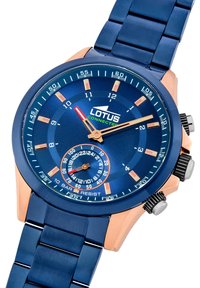 El reloj Lotus Connect cuenta con una correa de metal azul, una esfera redonda azul con acentos en oro rosa, un subdial y botones de presión texturizados en el lateral.