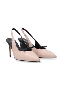 Světle růžové slingback podpatky s špičatými špičkami, černými koženými akcenty a malou mašlí, umístěné na tenkých, vysokých stiletto podpatcích.
