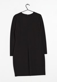 Vestido negro de manga larga con silueta ajustada, que presenta un cuello redondo y un cierre de cremallera en la parte posterior; textura suave y diseño minimalista.