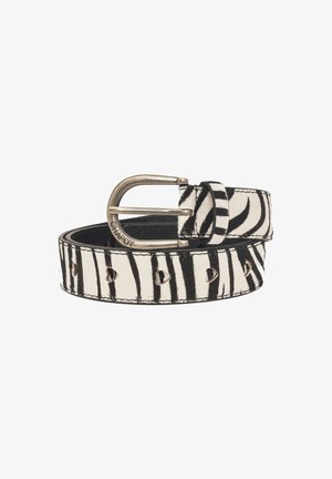 Zwart-wit zebra print lederen riem met een ronde zilveren metalen gesp waarin "CHAPOT" is gegraveerd, op een witte achtergrond gewikkeld.