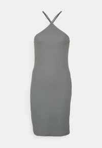 Szara, prążkowana sukienka o dopasowanym kroju, z halter neck i długości do kolan. Gładka tekstura bez wzorów czy ozdób.