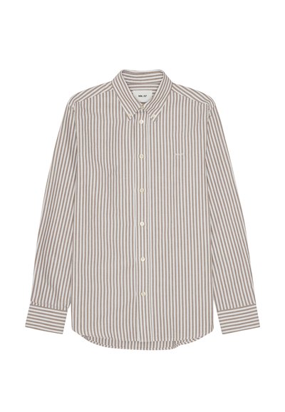 Koszula na guziki z długim rękawem w beżowe i białe pionowe paski, zapięty kołnierzyk i subtelne logo na piersi na jednolitym tle.
